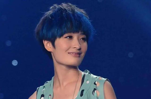 这女孩背着吉他站上舞台，只是有个音乐梦，却被很多人骂了10年