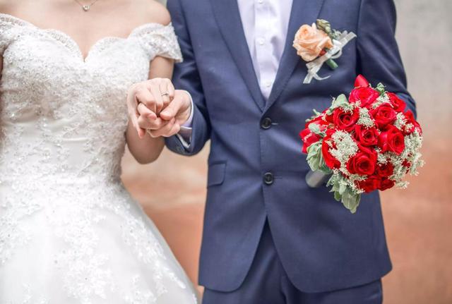 “洞房花烛夜,我和狗睡的”,新郎结完婚把新娘忘在酒店