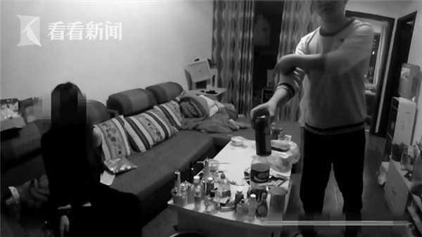 电费起争执醉酒女拿刀威胁 室友无奈用丝袜皮带“绑架”了她