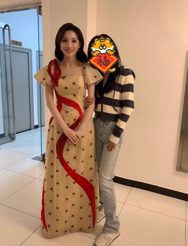 央视元宵晚会主持阵容曝光,李思思造型绝美,薄纱透视装仙气十足