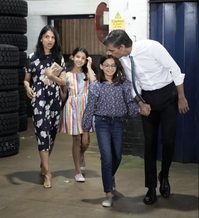 苏纳克与妻子牵狗亮相唐宁街,首相看42岁富豪妻子眼神宠溺