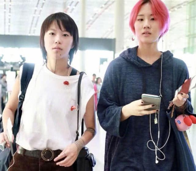 王菲女儿与同父异母妹妹聚会，一个脸上纹身一个染蓝发，造型前卫