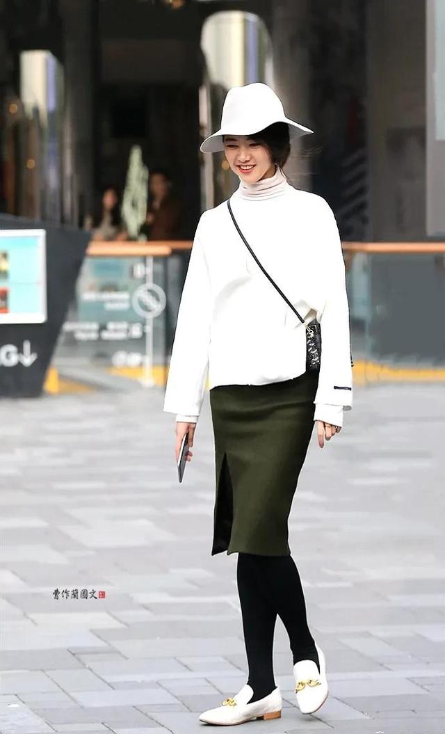 街拍:不输黑丝的黑色打底袜美女