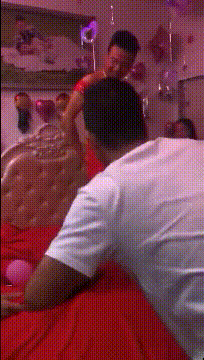 搞笑GIF动图,美女这么调皮的跟我打招呼,是不是对我有意思啊?