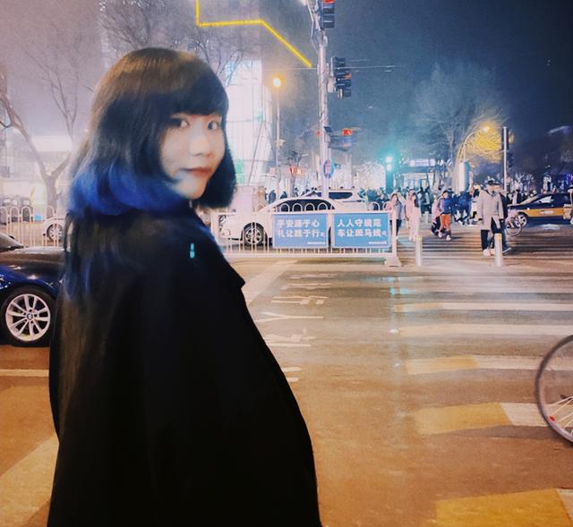 王菲女儿与同父异母妹妹聚会，一个脸上纹身一个染蓝发，造型前卫