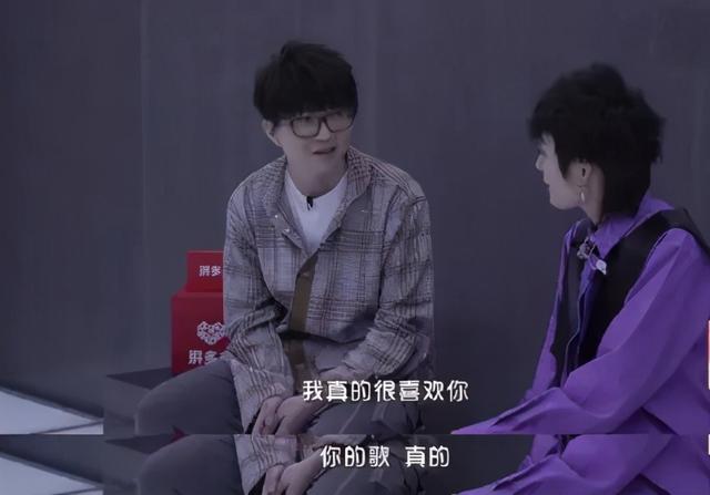 这女孩背着吉他站上舞台，只是有个音乐梦，却被很多人骂了10年