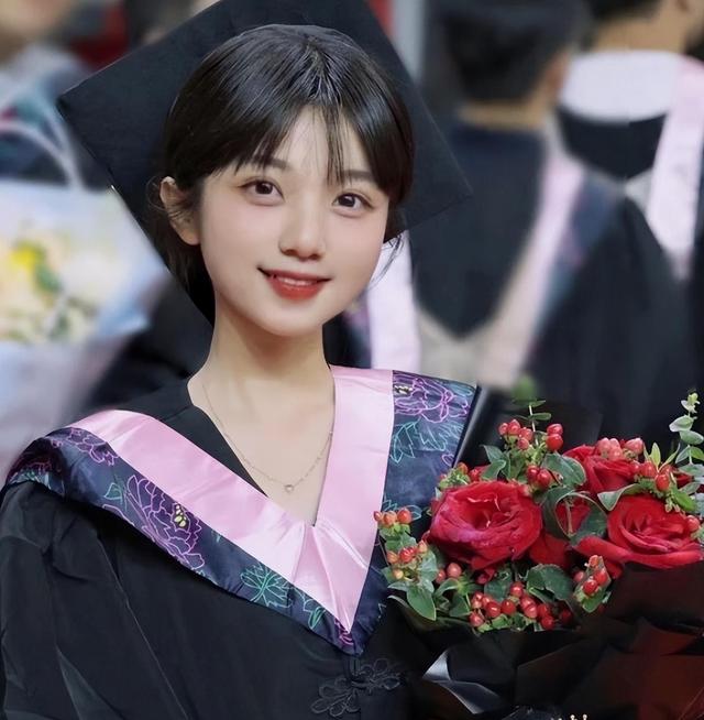 南大出现美女校花,长相甜美可爱神似王冰冰,网友:心动的感觉