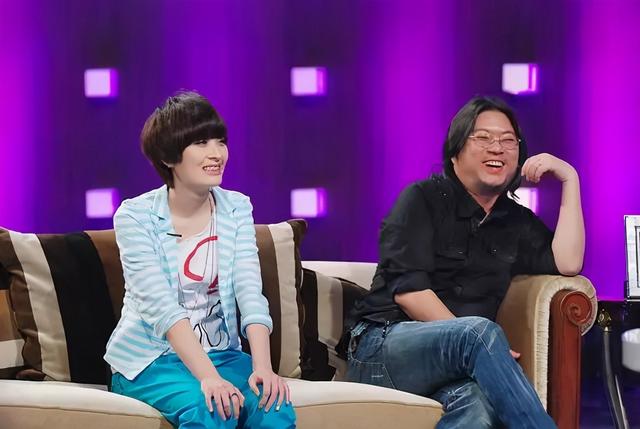 这女孩背着吉他站上舞台，只是有个音乐梦，却被很多人骂了10年