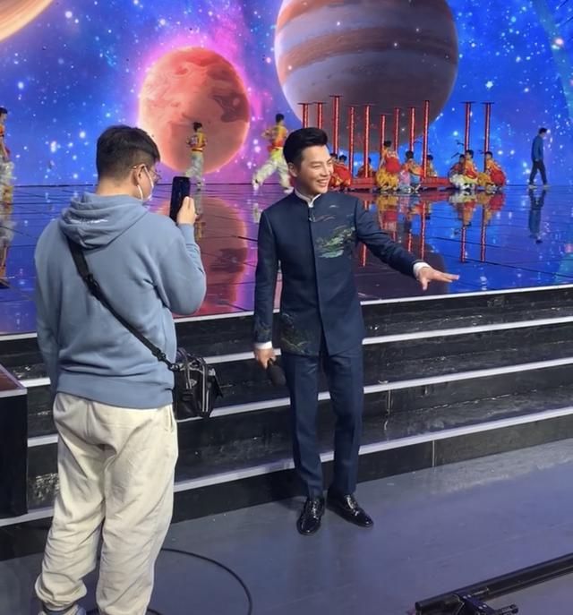 央视元宵晚会主持阵容曝光,李思思造型绝美,薄纱透视装仙气十足