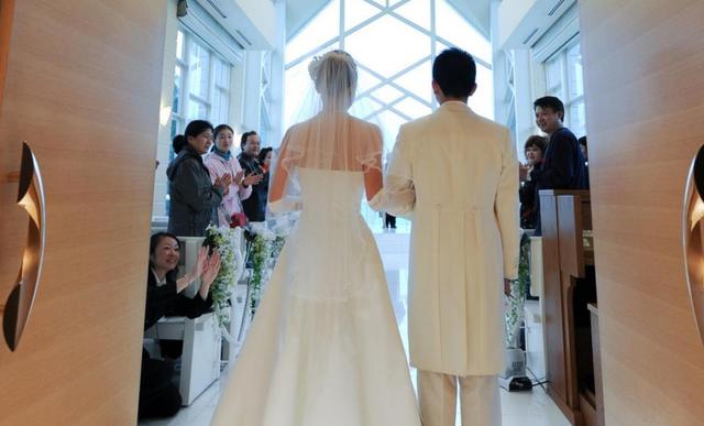 “洞房花烛夜,我和狗睡的”,新郎结完婚把新娘忘在酒店