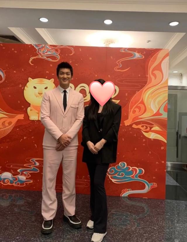 央视元宵晚会主持阵容曝光,李思思造型绝美,薄纱透视装仙气十足