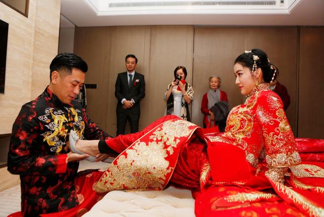 “洞房花烛夜,我和狗睡的”,新郎结完婚把新娘忘在酒店