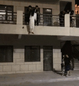 搞笑GIF动图,美女这么调皮的跟我打招呼,是不是对我有意思啊?