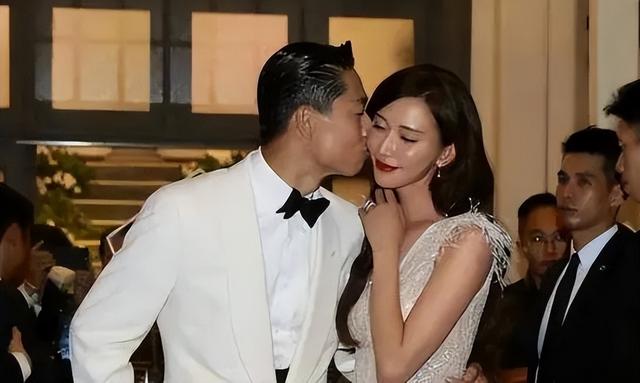 林志玲穿短裙与小S热舞,动作滑稽好笑