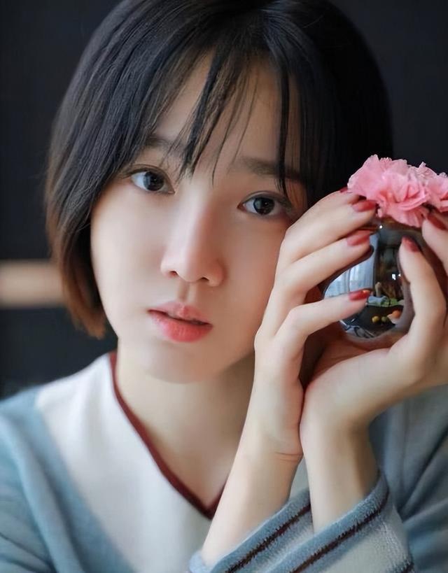 自曝整容数十次，“后天美女”陈小纭旧照流出后，真实颜值成亮点