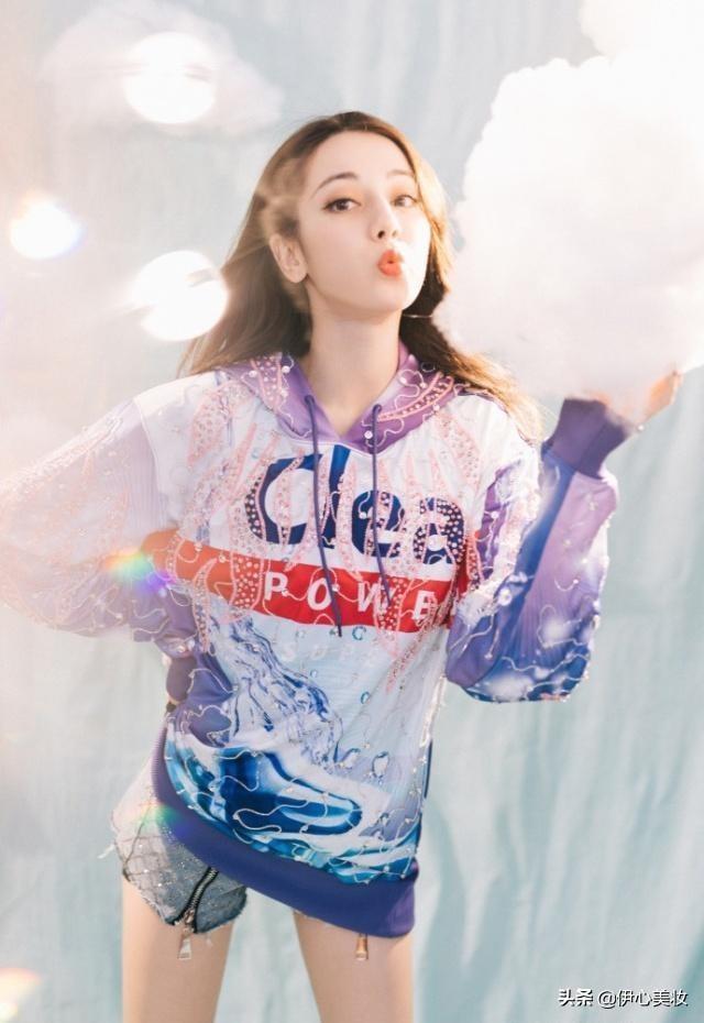 迪丽热巴生日会造型百变,花色卫衣甜美热辣,在线撕衣突显好身材