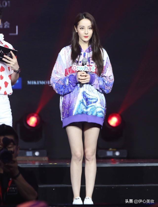 迪丽热巴生日会造型百变,花色卫衣甜美热辣,在线撕衣突显好身材