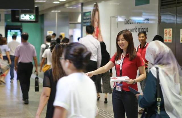 新加坡SMRT真长心了，一群帅锅靓妹站街别样迎圣诞