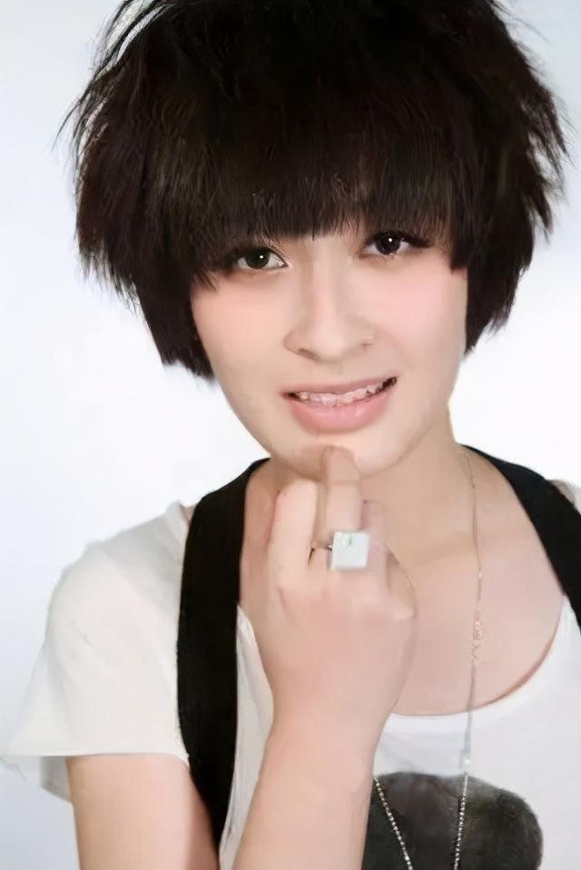 这女孩背着吉他站上舞台，只是有个音乐梦，却被很多人骂了10年