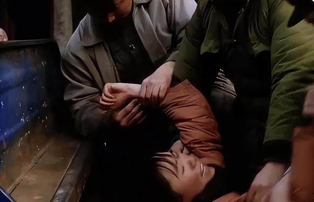 19岁少女被3人强奸15年，父子三人以她取乐，行为残忍令人发指！