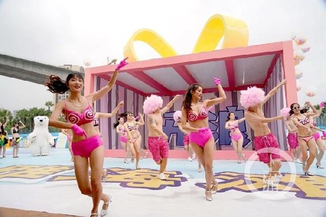 “北极熊”热舞开浪 百名比基尼美女上演水枪大战