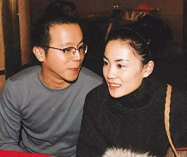 王菲女儿与同父异母妹妹聚会，一个脸上纹身一个染蓝发，造型前卫