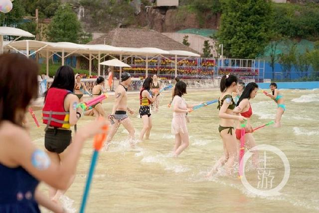 “北极熊”热舞开浪 百名比基尼美女上演水枪大战