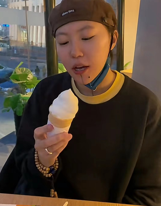 王菲女儿与同父异母妹妹聚会，一个脸上纹身一个染蓝发，造型前卫