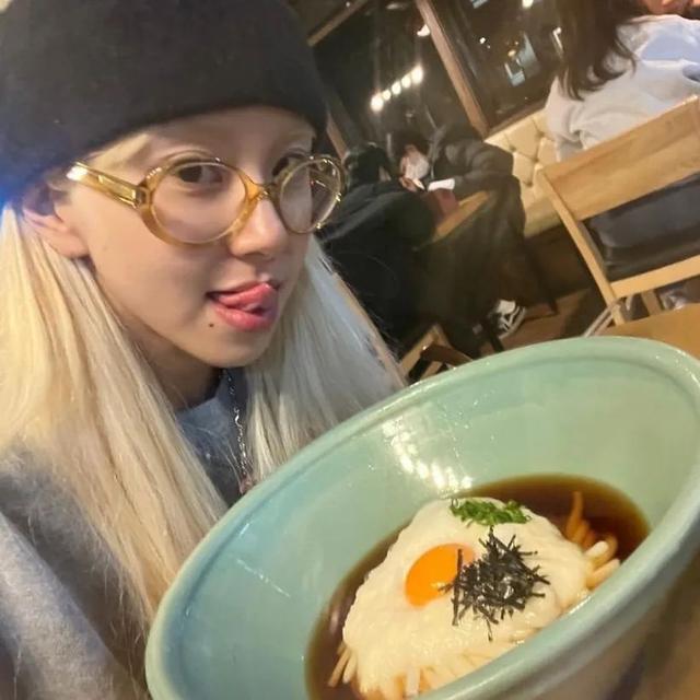 Twice竟然隐藏着韩国最美亚逼?孙彩瑛真的很难不爱!