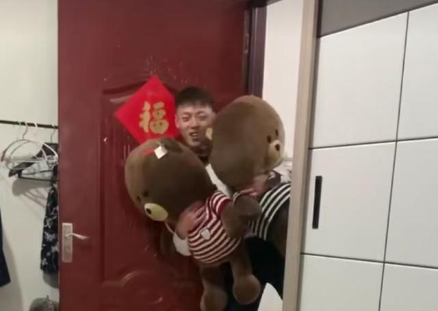 “洞房花烛夜,我和狗睡的”,新郎结完婚把新娘忘在酒店