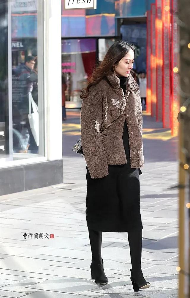 街拍:不输黑丝的黑色打底袜美女