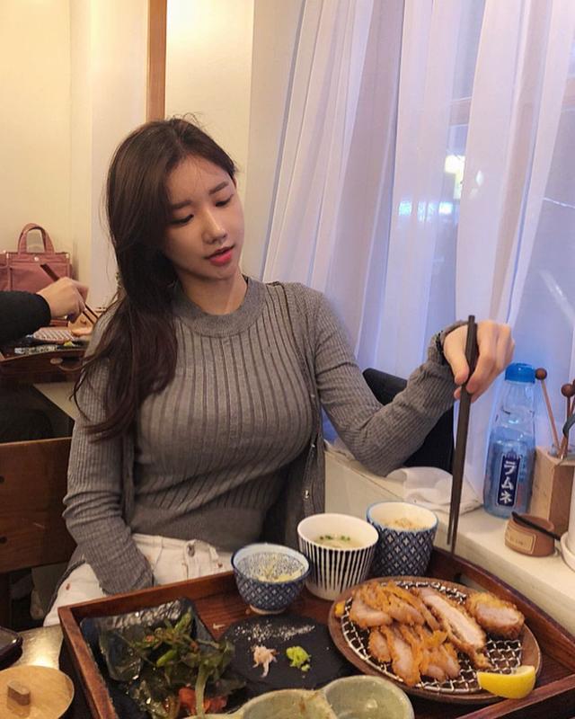 美食与优雅：一位美女在餐厅里的完美表现