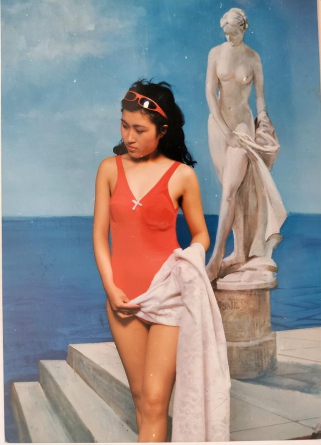 老照片:上世纪九十年代美女泳装照,活泼靓丽真好看