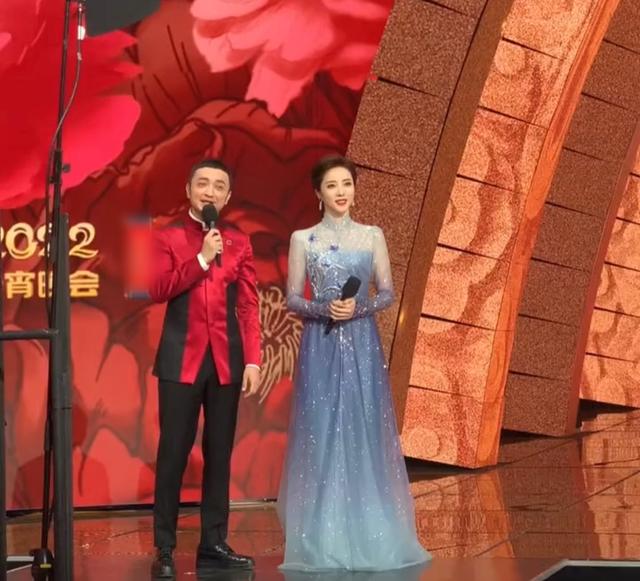央视元宵晚会主持阵容曝光,李思思造型绝美,薄纱透视装仙气十足