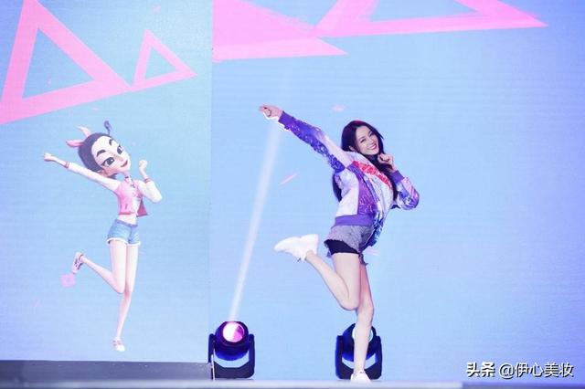 迪丽热巴生日会造型百变,花色卫衣甜美热辣,在线撕衣突显好身材