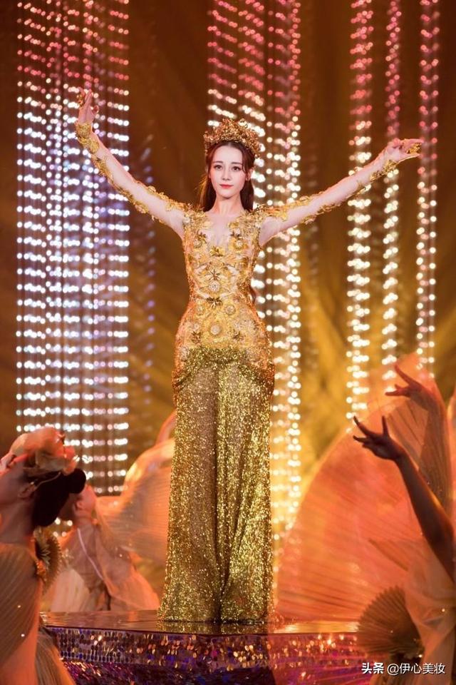 迪丽热巴生日会造型百变,花色卫衣甜美热辣,在线撕衣突显好身材