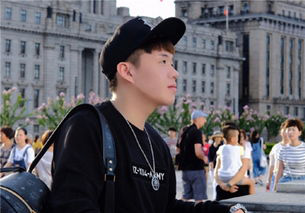 美女主持余霜惨遭袭胸！撩妹说情话就好了干嘛要动手呢？