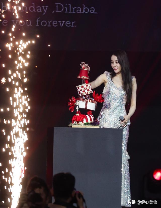 迪丽热巴生日会造型百变,花色卫衣甜美热辣,在线撕衣突显好身材