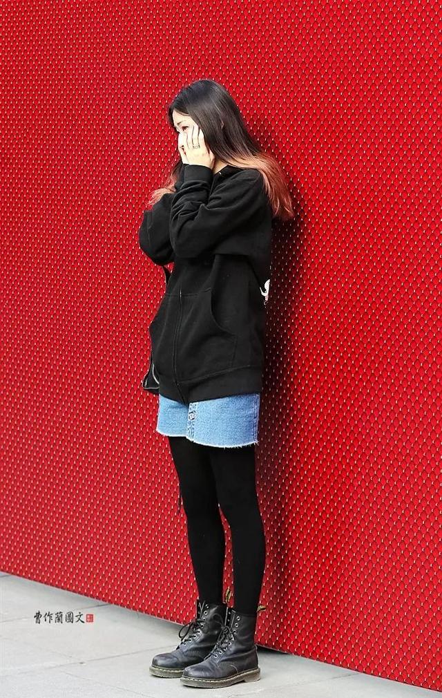 街拍:不输黑丝的黑色打底袜美女