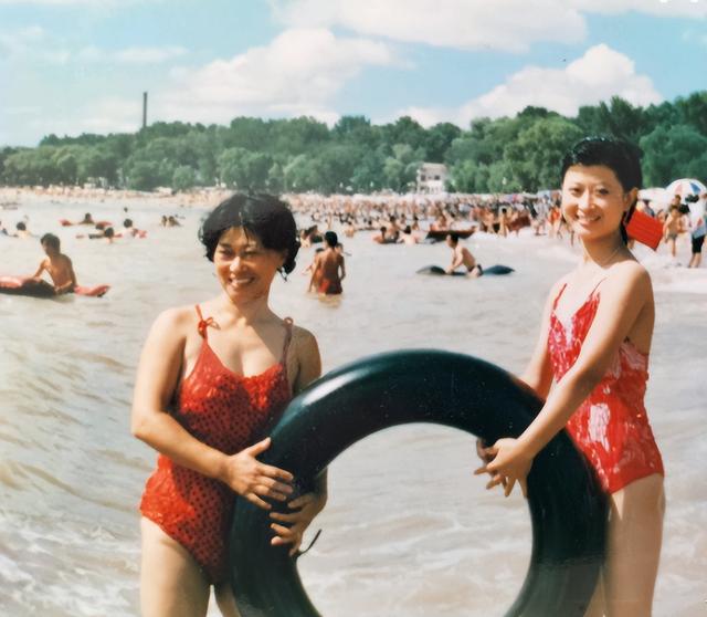 老照片:上世纪九十年代美女泳装照,活泼靓丽真好看