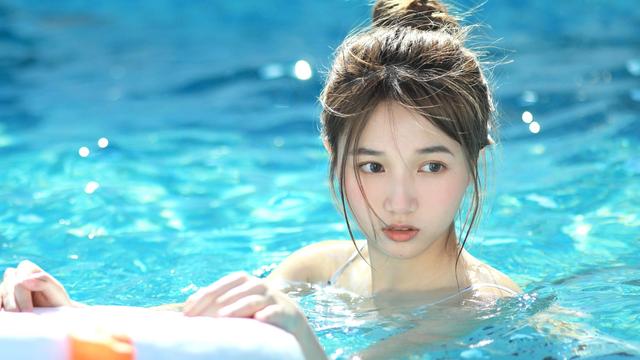 俏丽的泳装美女清凉写真