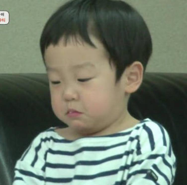 美女主持余霜惨遭袭胸！撩妹说情话就好了干嘛要动手呢？