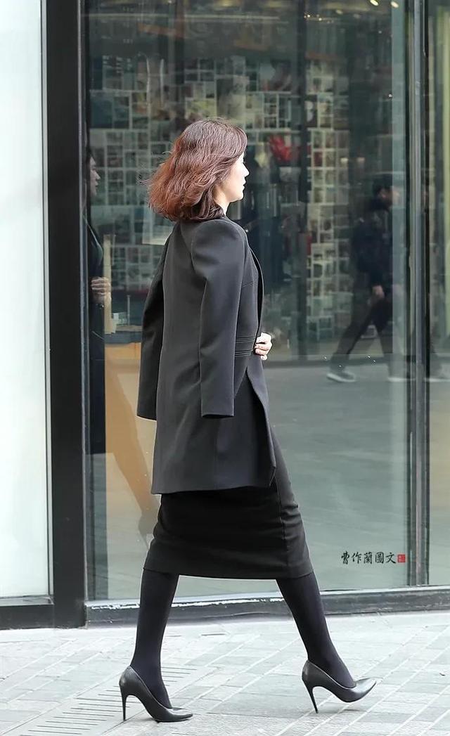 街拍:不输黑丝的黑色打底袜美女