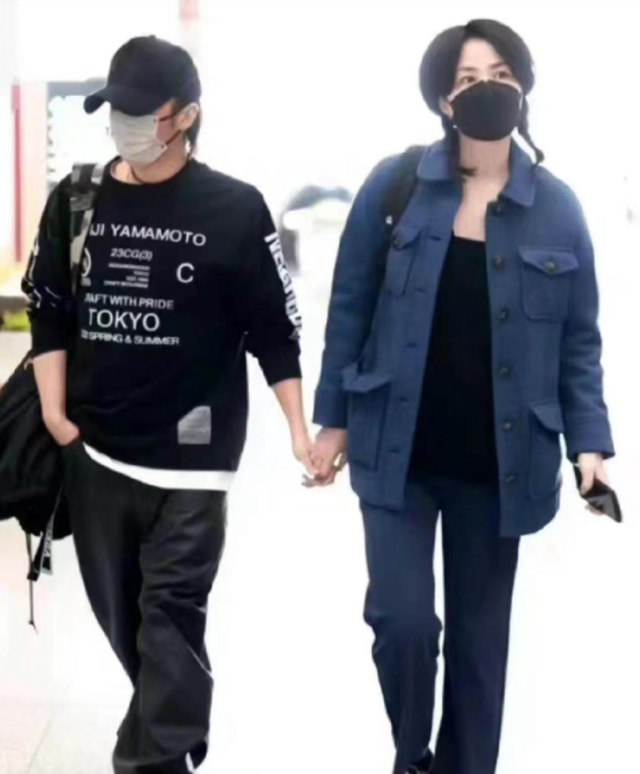 王菲女儿与同父异母妹妹聚会，一个脸上纹身一个染蓝发，造型前卫