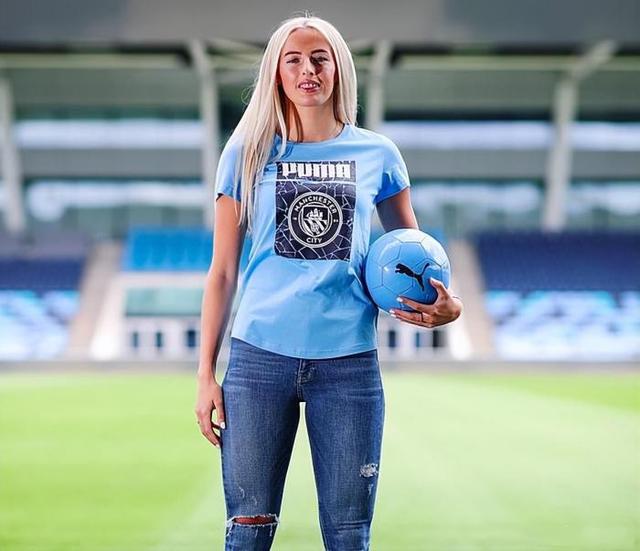 惊艳，绝杀夺冠，英女足24岁美女球员脱衣抢镜，腹肌让男足脸红