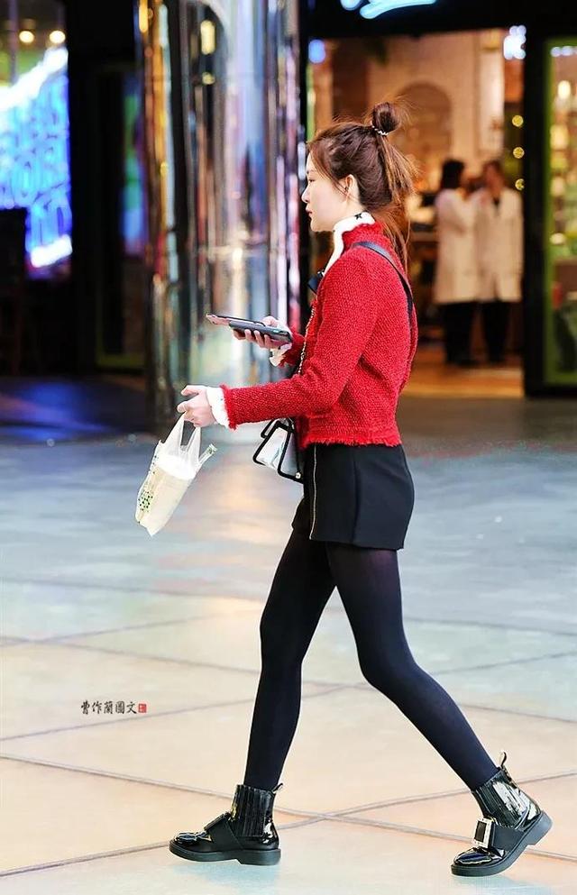 街拍:不输黑丝的黑色打底袜美女