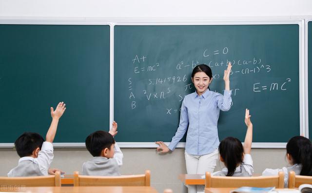 老师穿短裙丝袜长靴上课引起热议 网友 是否会影响到孩子