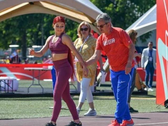 太胖了!K宝捧鲜花发福明显:大圆脸上线,特鲁索娃跳远也变胖了