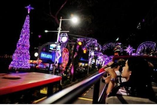 新加坡SMRT真长心了，一群帅锅靓妹站街别样迎圣诞