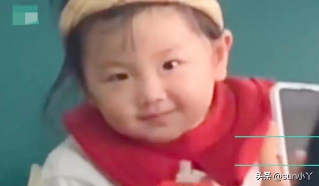 男子离婚后来偷偷看望女儿，心灵感应般跟女儿对视甜笑，瞬间破防